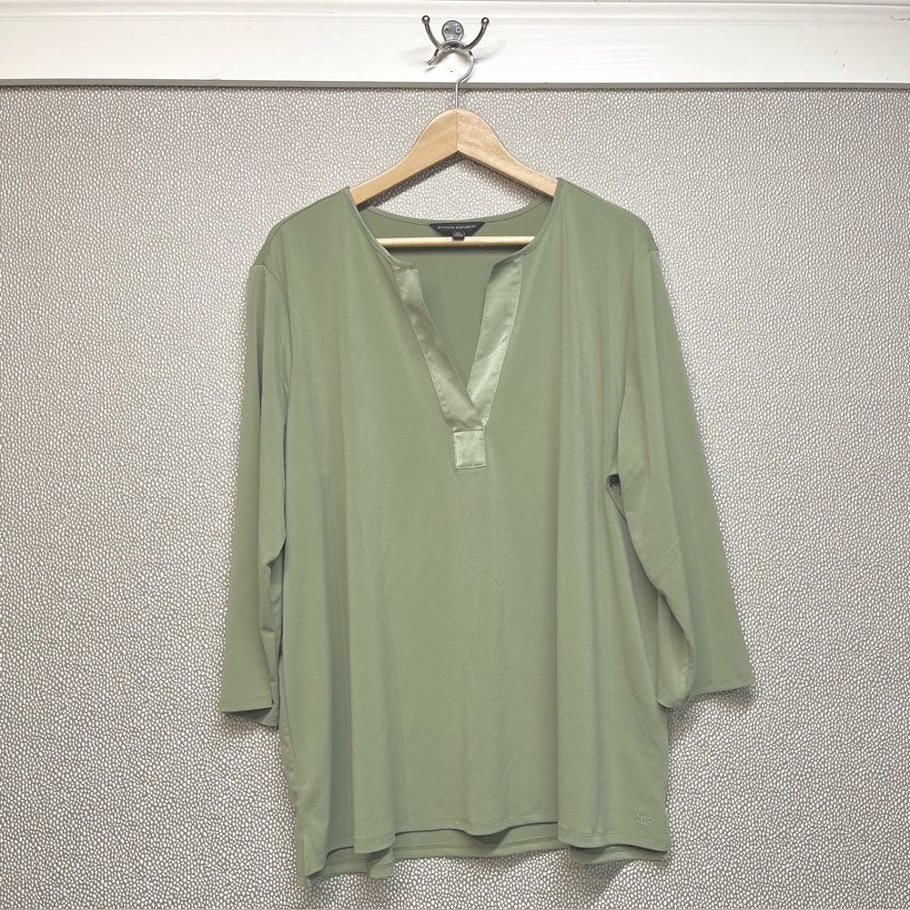 XXL Banana Republic Satin Lined V-neck Cropped Sleeves Top